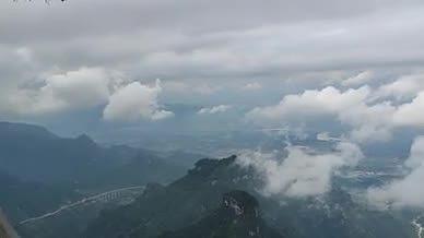 旅行走道天门山云朵风景山景拍摄视频的预览图